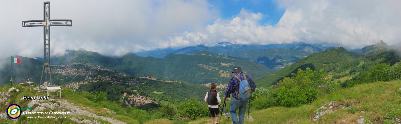 59 Secendiamo ammirando il panorama sull'altopiano e  verso la Val Serina.jpg